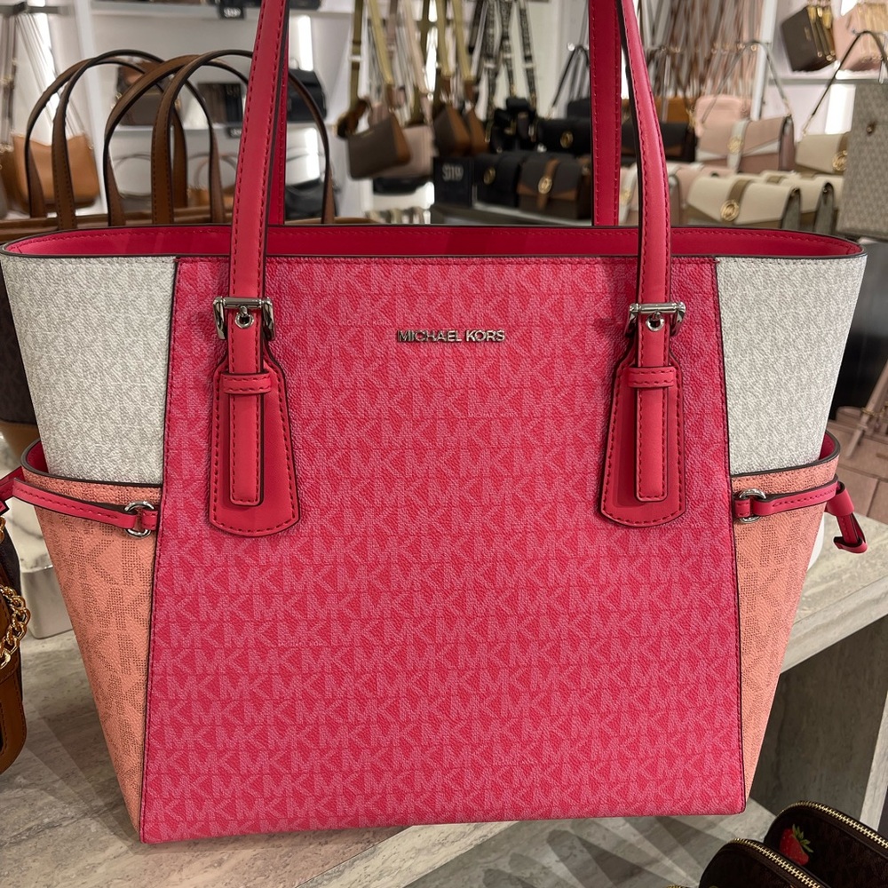 MICHAEL KORS Voyager Large Color-Block Signature Logo Top Zip EW Tote Bag
NWT - Picture 3 of 16